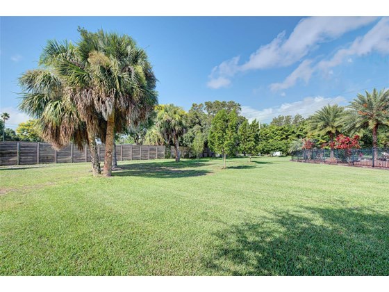 Single Family Home for sale at 6102 Goldfinch St, Sarasota, FL 34241 - MLS Number is D6120172