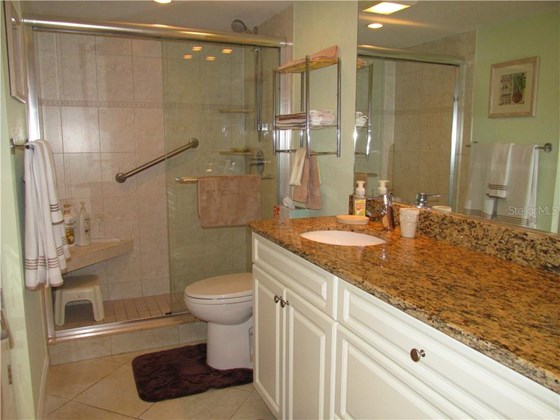 GUEST BATH WITH SHOWER - Condo for sale at 1087 W Peppertree Dr #221d, Sarasota, FL 34242 - MLS Number is A4493593