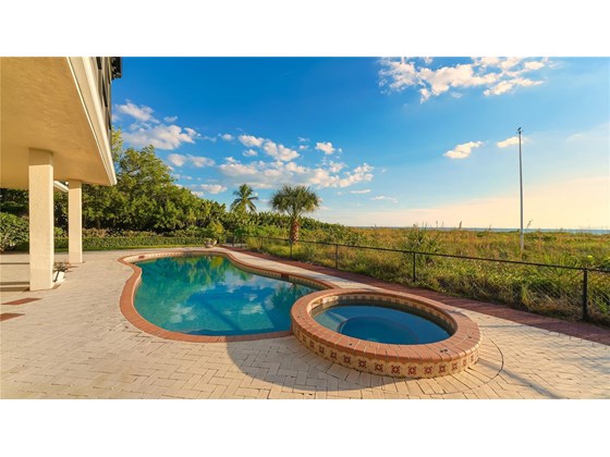 Single Family Home for sale at 6211 Gulf Of Mexico Dr, Longboat Key, FL 34228 - MLS Number is A4511733