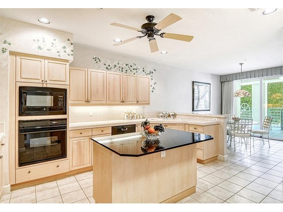 Kitchen showing Breakfast room - Condo for sale at 370 A Gulf Of Mexico Dr #421, Longboat Key, FL 34228 - MLS Number is A4513966